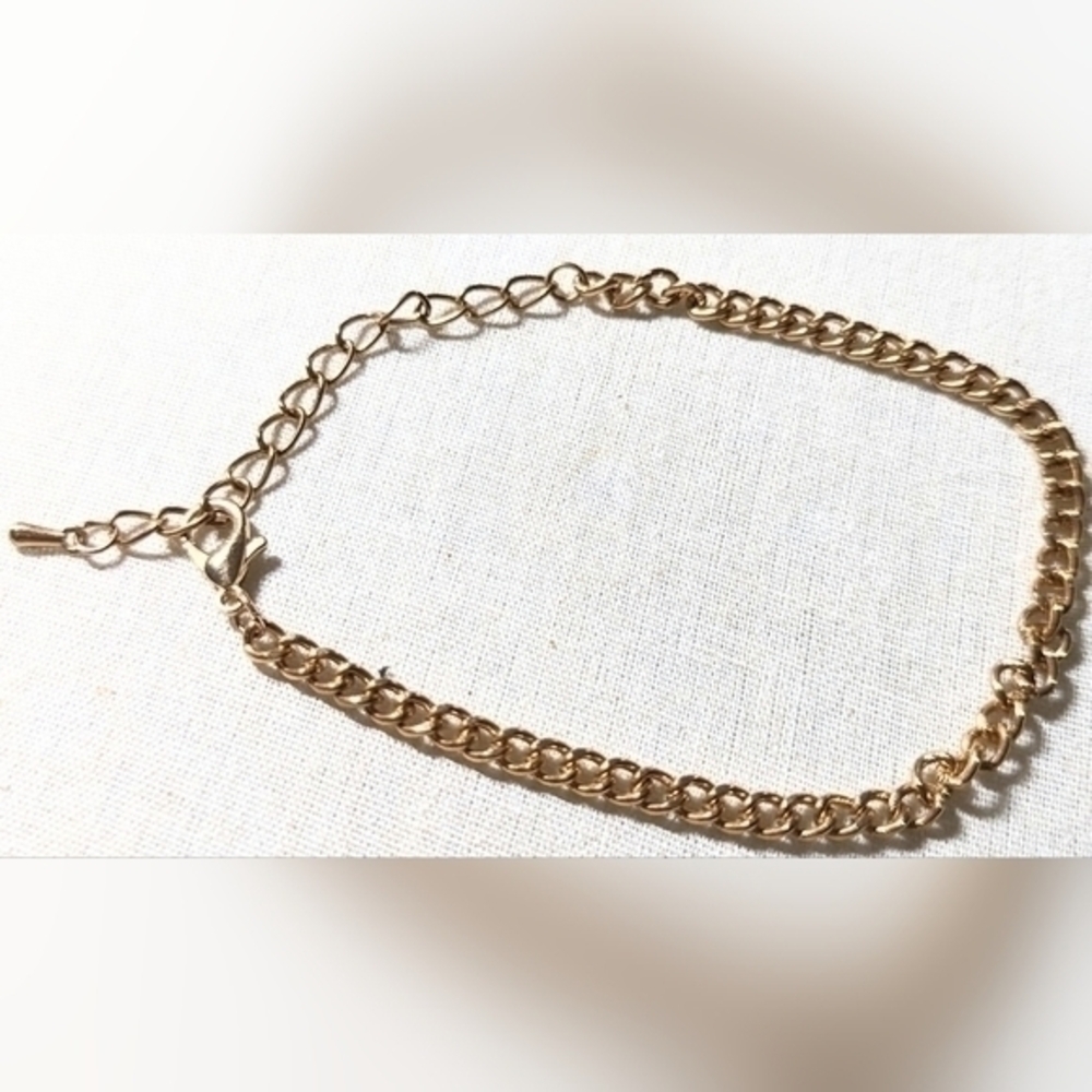 A Golden Chain Bracelet 6.5 to 7.5 inches long.